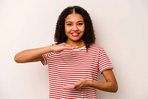 Junge Afrikanisch Amerikanische Frau Auf Weißem Hintergrund Isoliert Hält Etwas — Stockfoto