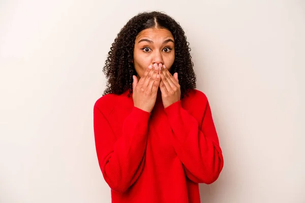 Junge Afroamerikanerin Isoliert Auf Weißem Hintergrund Schockiert Mund Mit Händen — Stockfoto