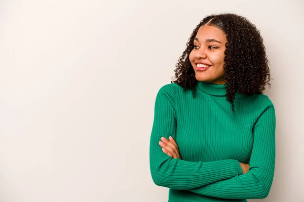 Jong Afrikaans Amerikaans Vrouw Geïsoleerd Witte Achtergrond Glimlachen Zelfverzekerd Met — Stockfoto