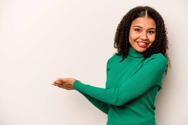 Mujer Afroamericana Joven Aislada Sobre Fondo Blanco Sosteniendo Espacio Copia —  Fotos de Stock