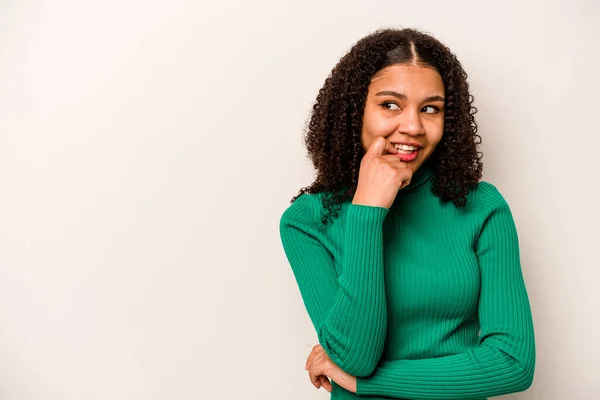 Jonge Afrikaanse Amerikaanse Vrouw Geïsoleerd Witte Achtergrond Ontspannen Denken Iets — Stockfoto
