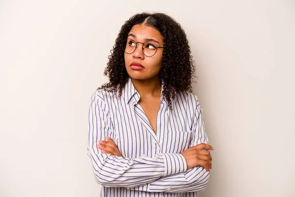 Mujer Afroamericana Joven Aislada Sobre Fondo Blanco Soñando Con Alcanzar —  Fotos de Stock