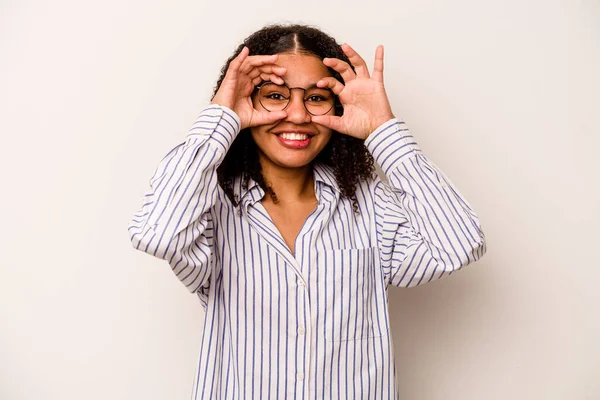 Jeune Femme Afro Américaine Isolée Sur Fond Blanc Excitée Gardant — Photo