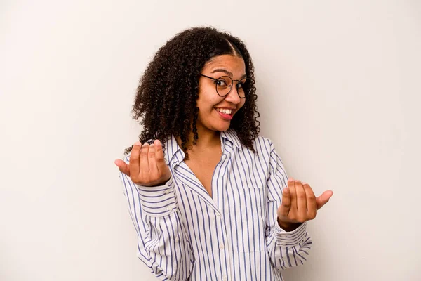Νεαρή Αφροαμερικανή Γυναίκα Απομονωμένη Λευκό Φόντο Δείχνοντας Δάχτυλο Σας Σαν — Φωτογραφία Αρχείου