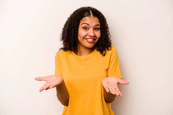 白い背景に隔離された若いアフリカ系アメリカ人女性は腕で規模を拡大し 幸せと自信を感じます — ストック写真
