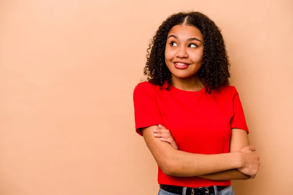 Ung Afrikansk Amerikansk Kvinna Isolerad Beige Bakgrund Ler Säker Med — Stockfoto