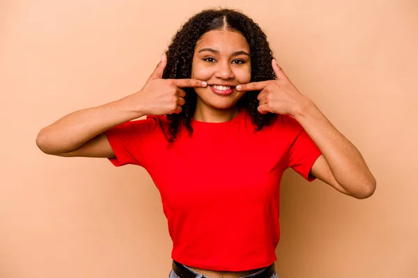 Genç Afrikalı Amerikalı Kadın Bej Arka Planda Izole Edilmiş Gülümsüyor — Stok fotoğraf