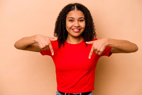 Junge Afrikanisch Amerikanische Frau Isoliert Auf Beigem Hintergrund Zeigt Mit — Stockfoto