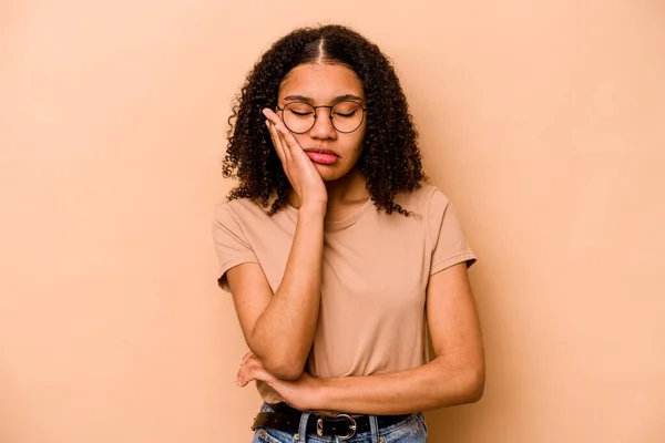Ung Afrikansk Amerikansk Kvinna Isolerad Beige Bakgrund Som Uttråkad Trött — Stockfoto