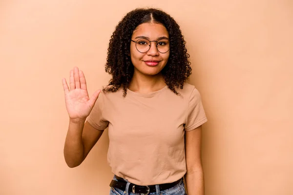 年轻的非洲裔美国女人 因米黄色背景而被隔离 面带微笑 高高兴兴地举着五号手指 — 图库照片