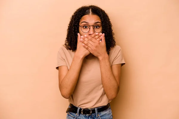 Young African American Woman Isolated Beige Background Covering Mouth Hands — Stock Photo, Image