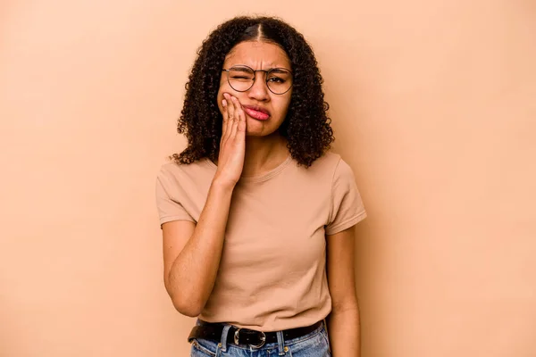 Giovane Donna Afroamericana Isolata Sfondo Beige Con Forte Dolore Denti — Foto Stock