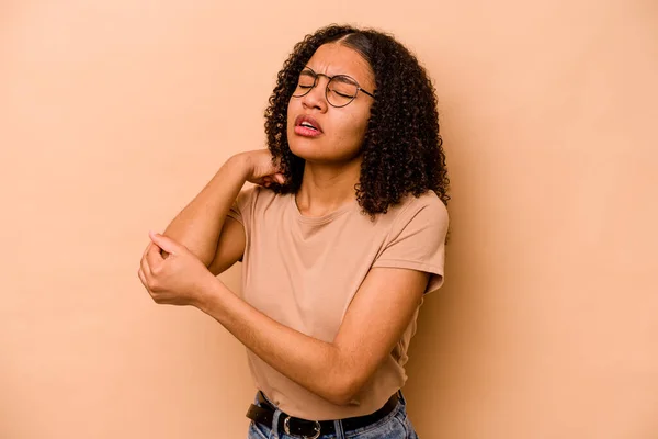 Giovane Donna Afro Americana Isolata Sfondo Beige Massaggiando Gomito Soffrendo — Foto Stock