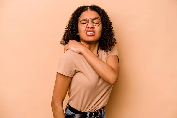 Ung Afrikansk Amerikansk Kvinna Isolerad Beige Bakgrund Har Axel Smärta — Stockfoto