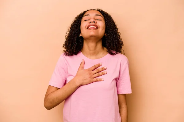 Joven Mujer Afroamericana Aislada Sobre Fondo Beige Ríe Voz Alta —  Fotos de Stock