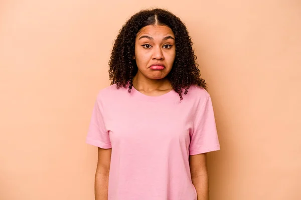 Mujer Afroamericana Joven Aislada Sobre Fondo Beige Cara Triste Seria —  Fotos de Stock