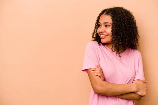 Jong Afrikaans Amerikaans Vrouw Geïsoleerd Beige Achtergrond Glimlachen Zelfverzekerd Met — Stockfoto