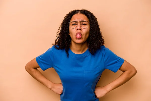 Jeune Femme Afro Américaine Isolée Sur Fond Beige Drôle Sympathique — Photo