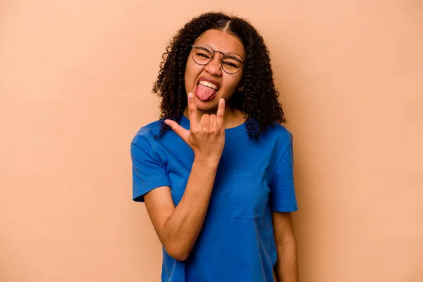 Joven Mujer Afroamericana Aislada Sobre Fondo Beige Mostrando Gesto Rocoso — Foto de Stock