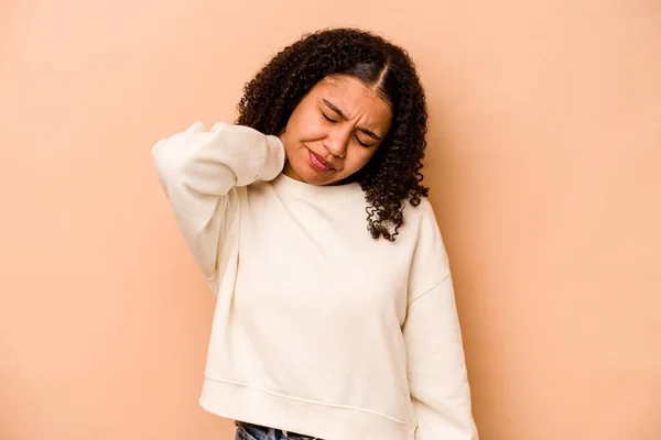 Junge Afrikanisch Amerikanische Frau Isoliert Auf Beigem Hintergrund Mit Nackenschmerzen — Stockfoto