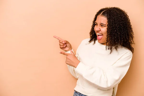 Jeune Femme Afro Américaine Isolée Sur Fond Beige Avec Pouce — Photo