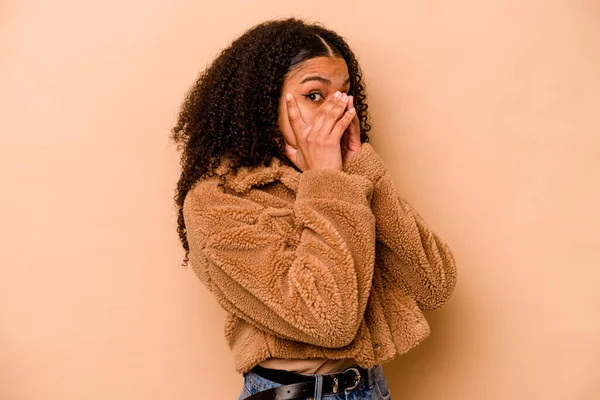 Νεαρή Αφροαμερικανή Γυναίκα Απομονωμένη Μπεζ Φόντο Ανοιγοκλείνει Μάτια Της Τρομαγμένη — Φωτογραφία Αρχείου