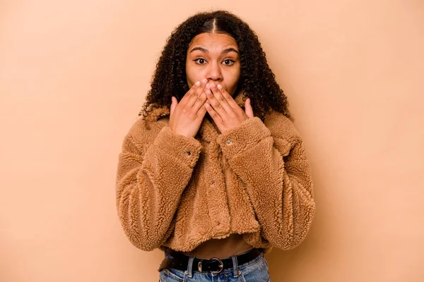 Junge Afroamerikanerin Isoliert Auf Beigem Hintergrund Schockiert Mund Mit Händen — Stockfoto
