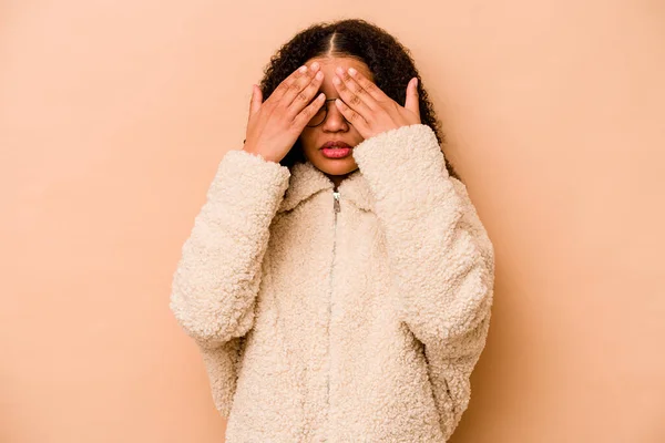 Mladý Africký Americký Žena Izolovaný Béžové Pozadí Strach Zakrýt Oči — Stock fotografie