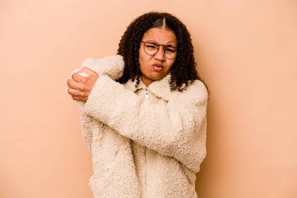 Mujer Afroamericana Joven Aislada Sobre Fondo Beige Con Dolor Cuello —  Fotos de Stock