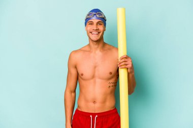 Mavi arka planda izole edilmiş köpük çubuğu tutan beyaz yüzücü mutlu, güler yüzlü ve neşeli..