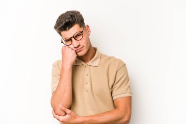 Beyaz arka planda izole edilmiş, sıkılmış, yorgun ve dinlenmeye ihtiyacı olan genç beyaz bir adam..