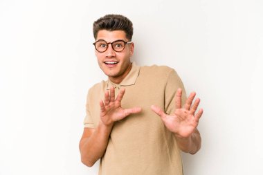 Beyaz arka planda izole edilmiş genç beyaz bir adam tiksinti belirtisi gösteren birini reddediyor..