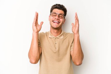 Beyaz arka planda izole edilmiş beyaz bir adam neşeli bir şekilde gülüyor. Mutluluk kavramı.