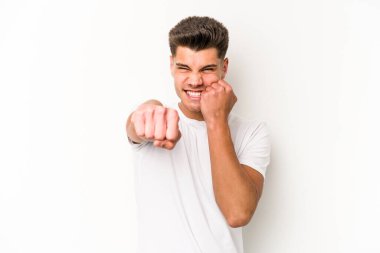 Beyaz arka planda izole olmuş genç beyaz bir adam bir tartışma yüzünden yumruk atıyor, sinirleniyor, kavga ediyor, boks yapıyor..