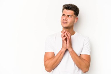 Kafkasyalı genç bir adam beyaz arka planda izole edildi. Aklında bir plan oluşturdu..