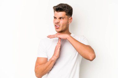 Beyaz arka planda izole edilmiş genç beyaz bir adam bir mola hareketi gösteriyor..