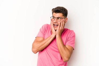 Beyaz arka planda izole edilmiş genç beyaz adam korkmuş ve korkmuş..