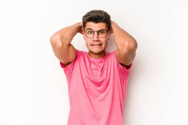 Beyaz arka planda izole edilmiş genç beyaz bir adam öfkeyle bağırıyor..