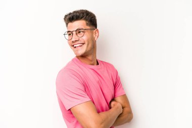 Beyaz arka planda izole genç beyaz adam gülüyor ve eğleniyor..