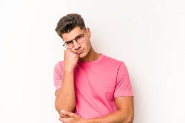 Beyaz arka planda izole genç beyaz adam tekrarlanan bir görevden yoruldu.