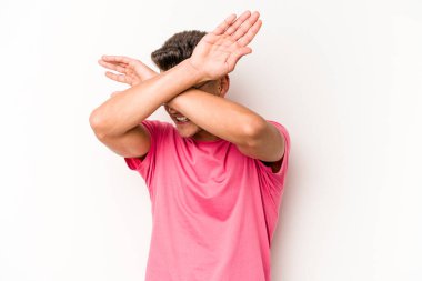 Beyaz arka planda izole genç beyaz adam iki kolu çapraz tutuyor, inkar kavramı.