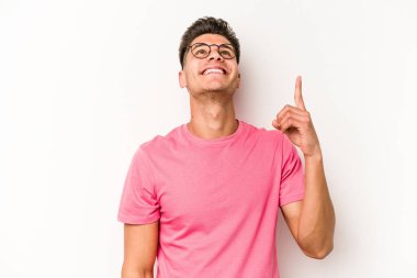 Beyaz arka planda izole genç beyaz adam işaret iki ön parmakları boş bir boşluk gösteren.