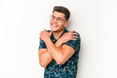 Beyaz arka planda izole edilmiş genç beyaz bir adam. Kucaklaşma, kaygısız gülümseme ve mutluluk..