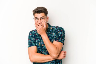 Beyaz arka planda izole edilmiş genç beyaz adam korkmuş ve korkmuş..