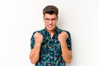 Beyaz arka planda izole edilmiş genç beyaz bir adam yumruğunu kameraya gösteriyor, agresif bir yüz ifadesi..