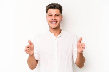 Beyaz arka planda izole edilmiş beyaz bir adam iki eliyle bir şey tutuyor..