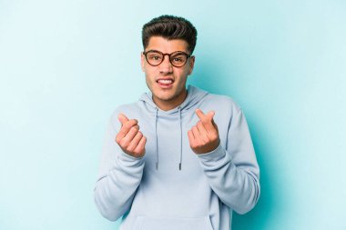 Kafkasyalı genç adam mavi arka planda izole edilmiş..