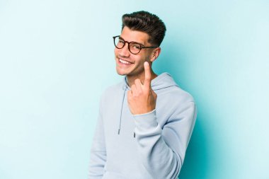 Kafkasyalı genç adam mavi arka planda izole edilmiş seni işaret ediyor sanki davet ediliyormuş gibi..