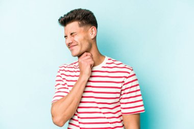 Mavi arka planda izole edilmiş genç beyaz adam virüs ya da enfeksiyon yüzünden boğazında ağrı hissediyor..