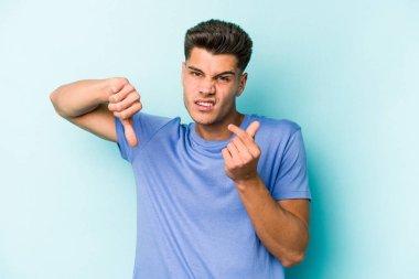 Kafkasyalı genç adam mavi arka planda izole edilmiş..